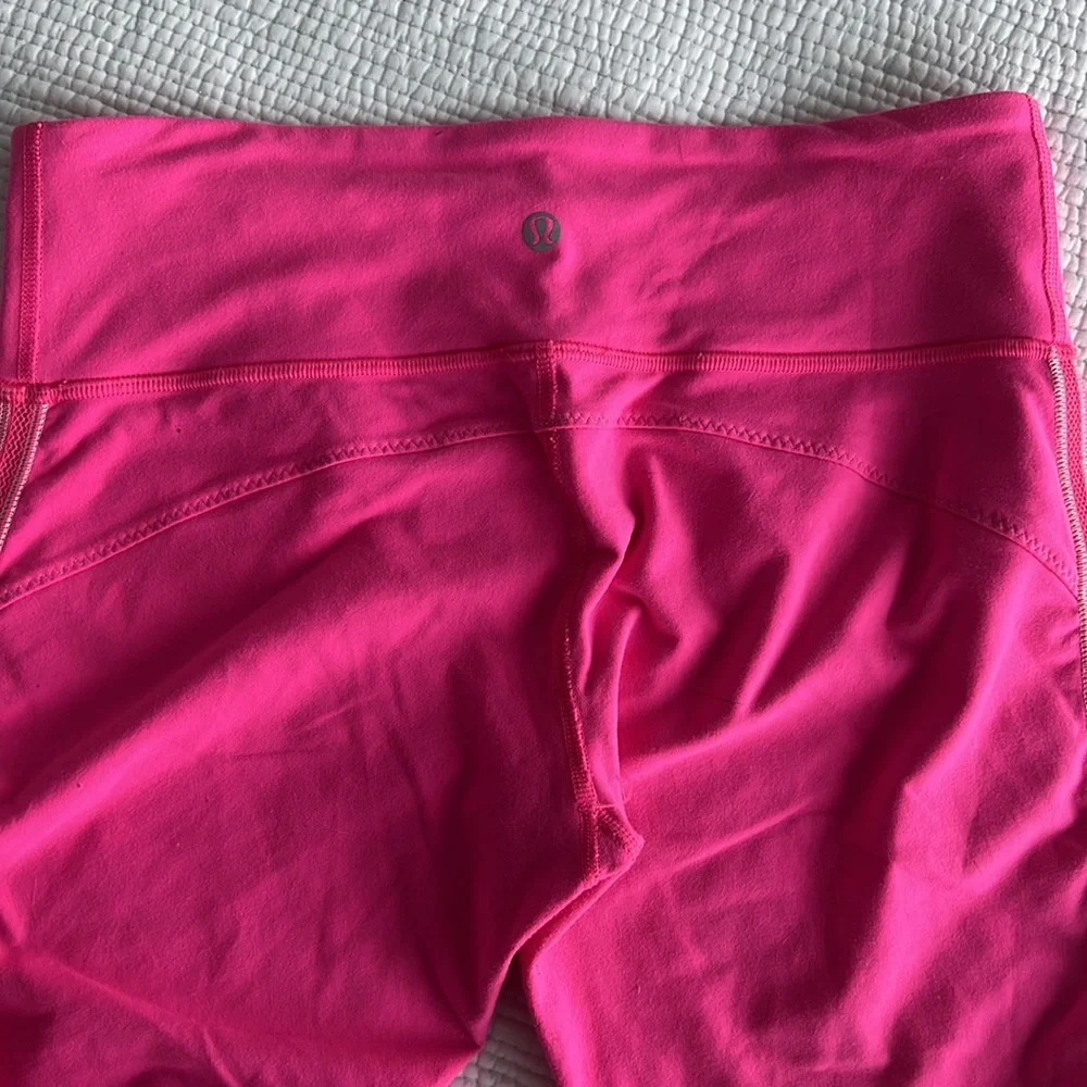 Lululemon hot pink cropped leggings with mesh side stripe and rouching-
